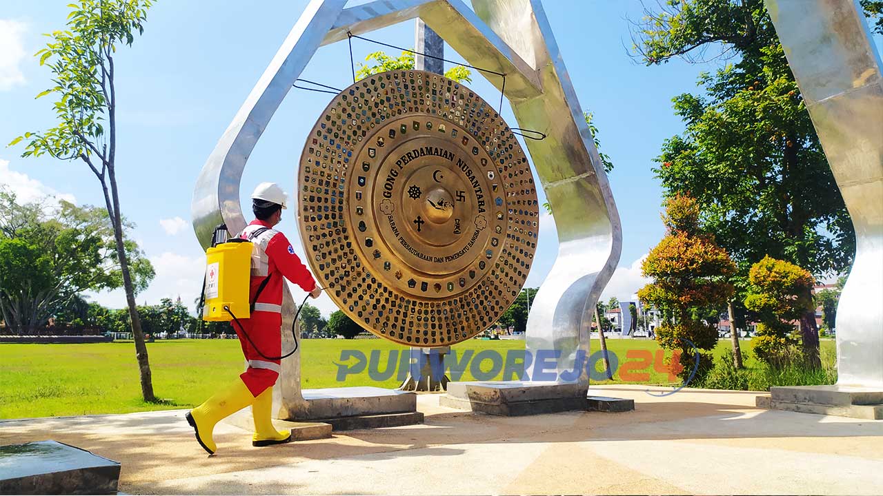 Petugas PMI tengah menyemprot disinfectan di fasilitas umum di seputar Alun-alun Purworejo. (17/3/2020)