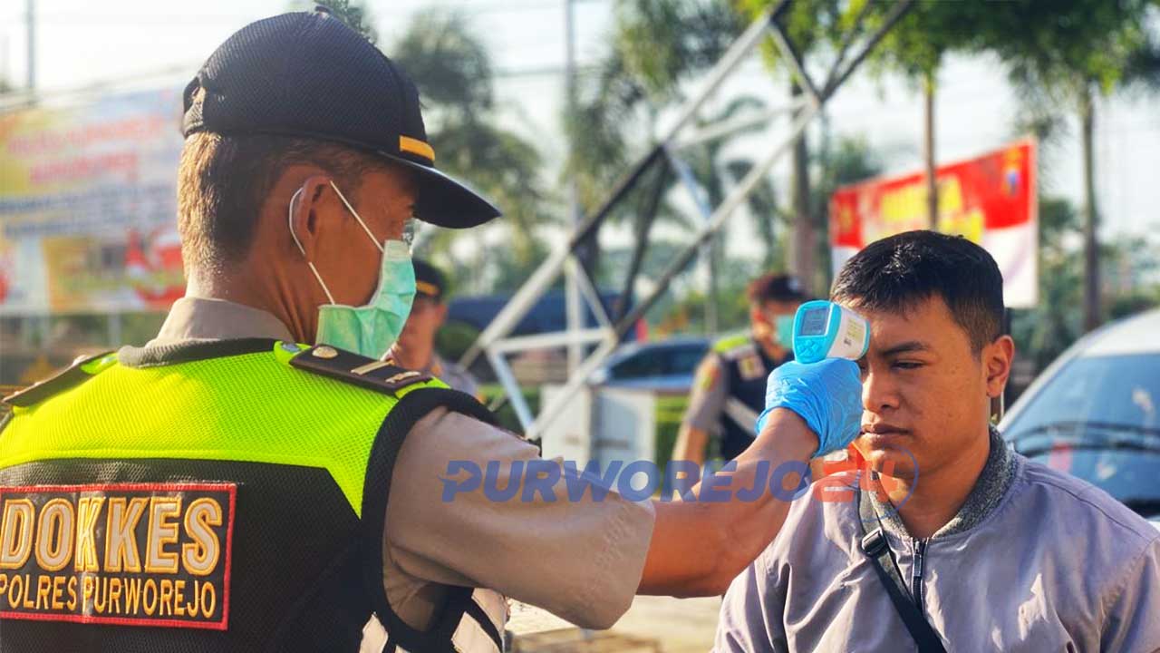 Petugas melakukan thermo scan pada anggota yang datang ke Mapolres Purworejo.