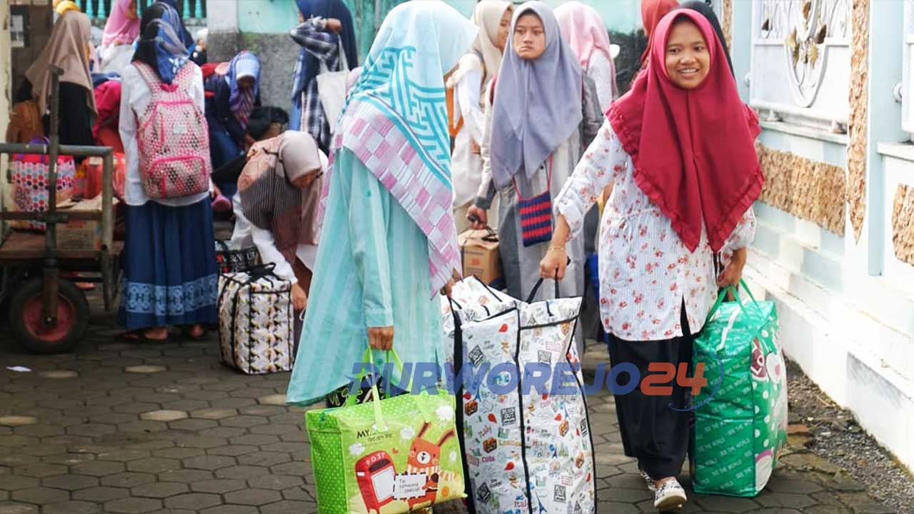 Ponpes An-Nawawi Purworejo memulangkan ribuan santrinya untuk hindari penyebaran covid19