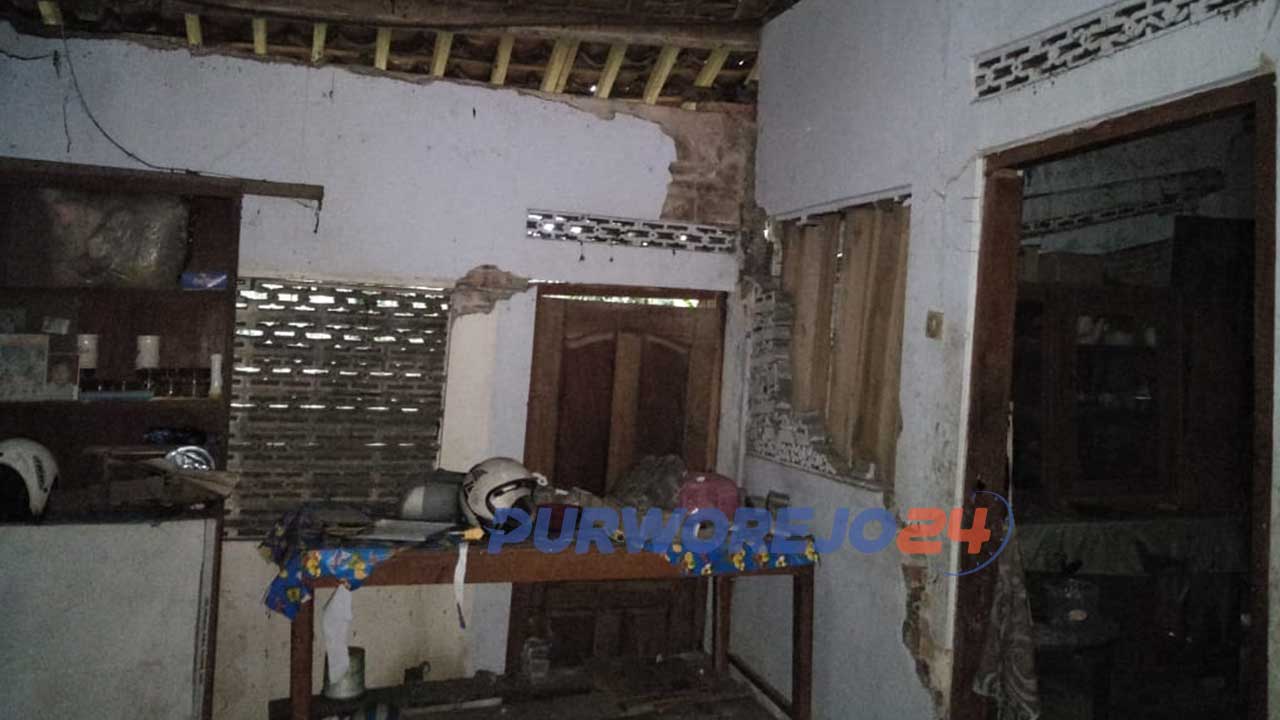 Puluhan rumah rusak akibat tanah bergerak