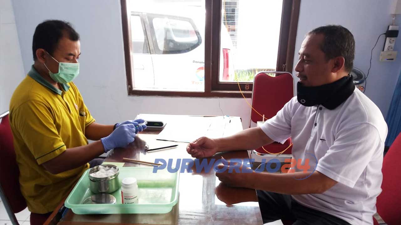 Seorang pendonor diperiksa kesehatannya sebelum mendonorkan darahnya di PMI Kabupaten Purworejo.