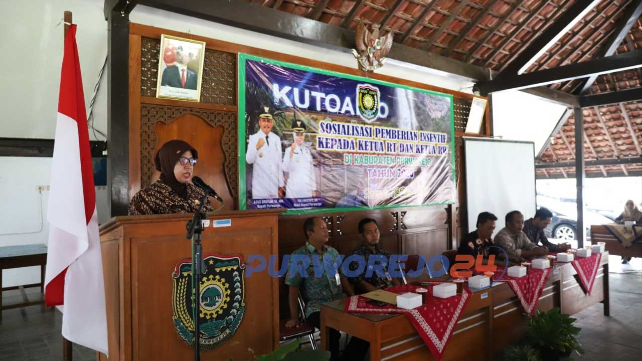 Sosialisasi pemberian insentif kepada Ketua RW dan Ketua RT di Pendopo Kecamatan Kutoarjo, Kamis (12/3/2020)