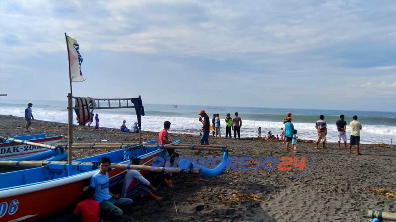 Tim Gabungan Basarnas bersama warga dan relawan masih terus mencari nelayan yang tenggelam di pantai Kertojayan Grabag