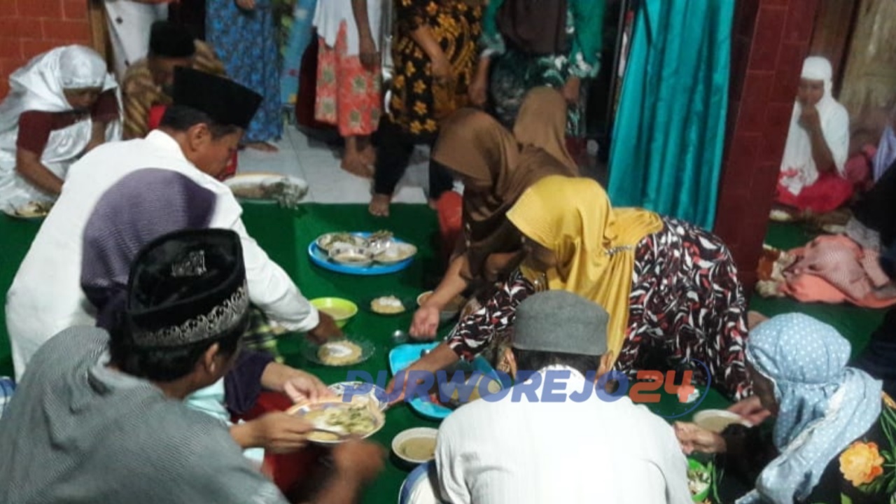 Usai berdoa, warga menyantap bersama-sama jenang tolak bala