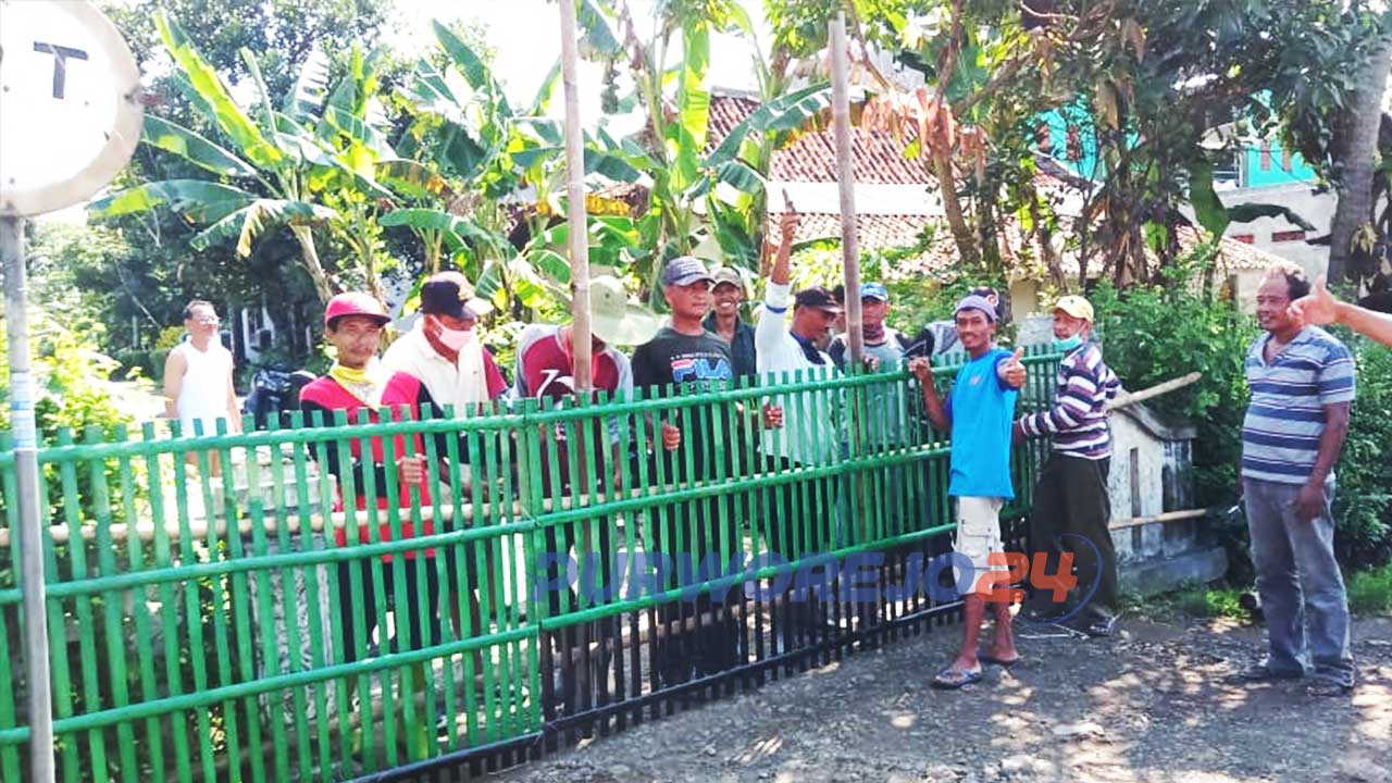 Warga Grantung Tutup Jalan Masuk Desa