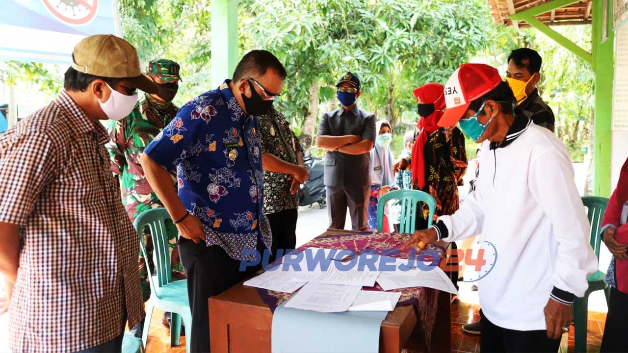 Bupati Purworjeo Agus Bastian saat melakukan monitoring Posko Siaga Covid-19 di wilayah Kecamatan Purwodadi