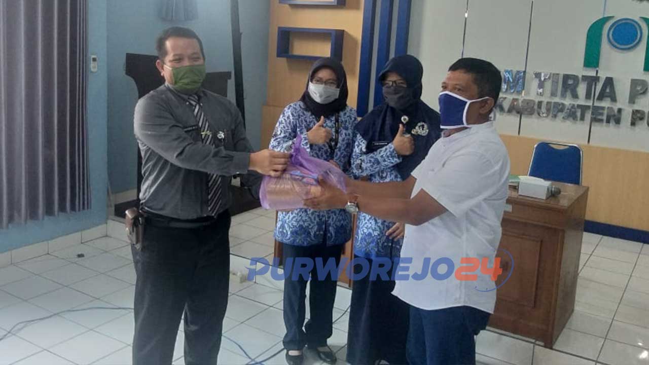 Direktur PDAM Tirta Perwitasari, Hermawan Wahyu Utomo menyerahkan bantuan secara simbolis