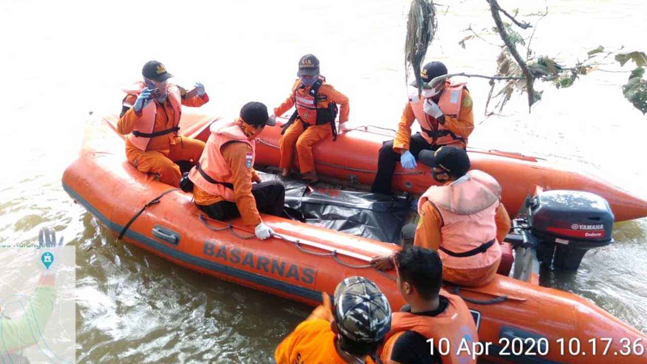 Evakuasi balita yang tenggelam di Sungai Bogowonto. (10/4/2020)