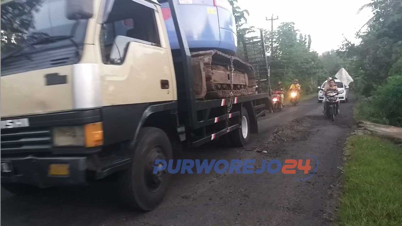 Jalan Perintis Kemerdekaan di Kecamatan Gebang yang mengalami kerusakan parah.