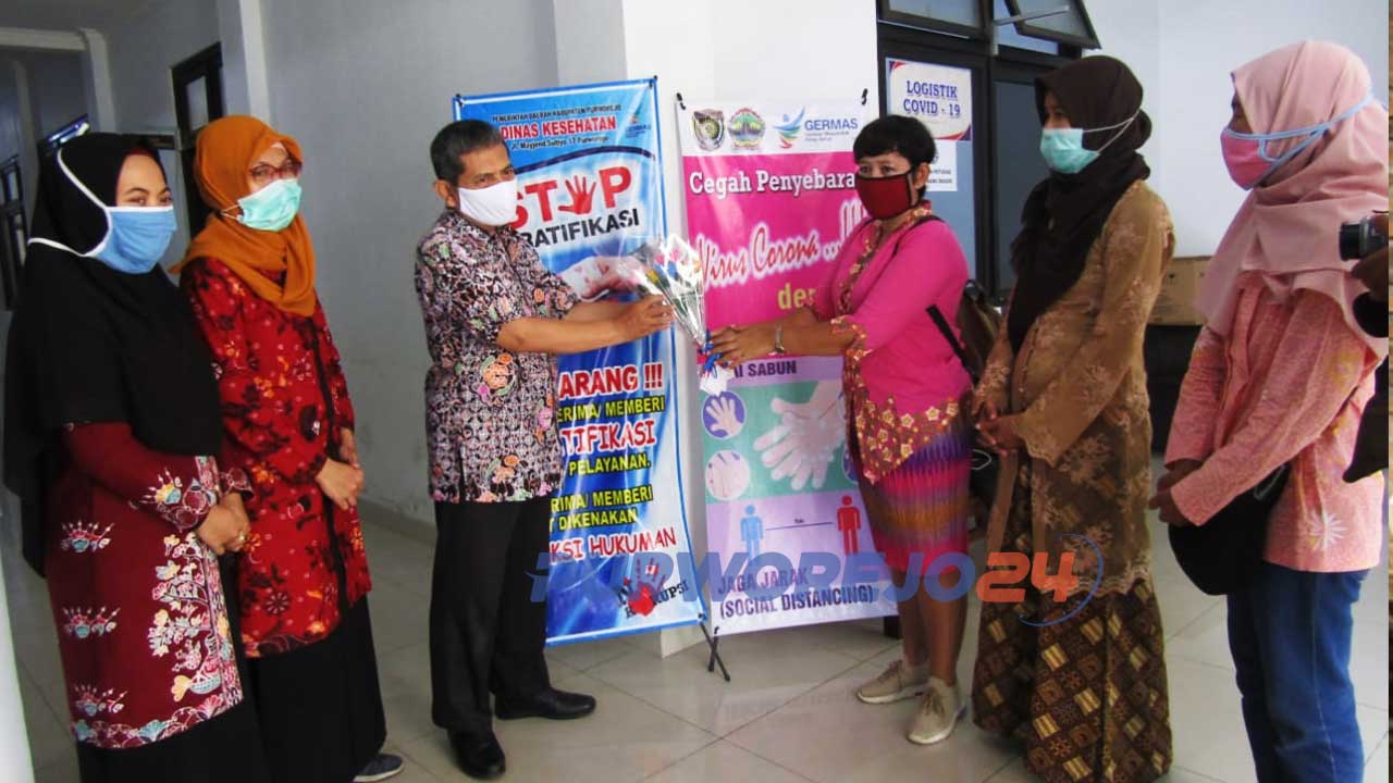 Jurnalis Perempuan Purworejo menyerahkan bunga sebagai bentuk dukungan kepada Tim Medis Covid-19. (21/4/2020)