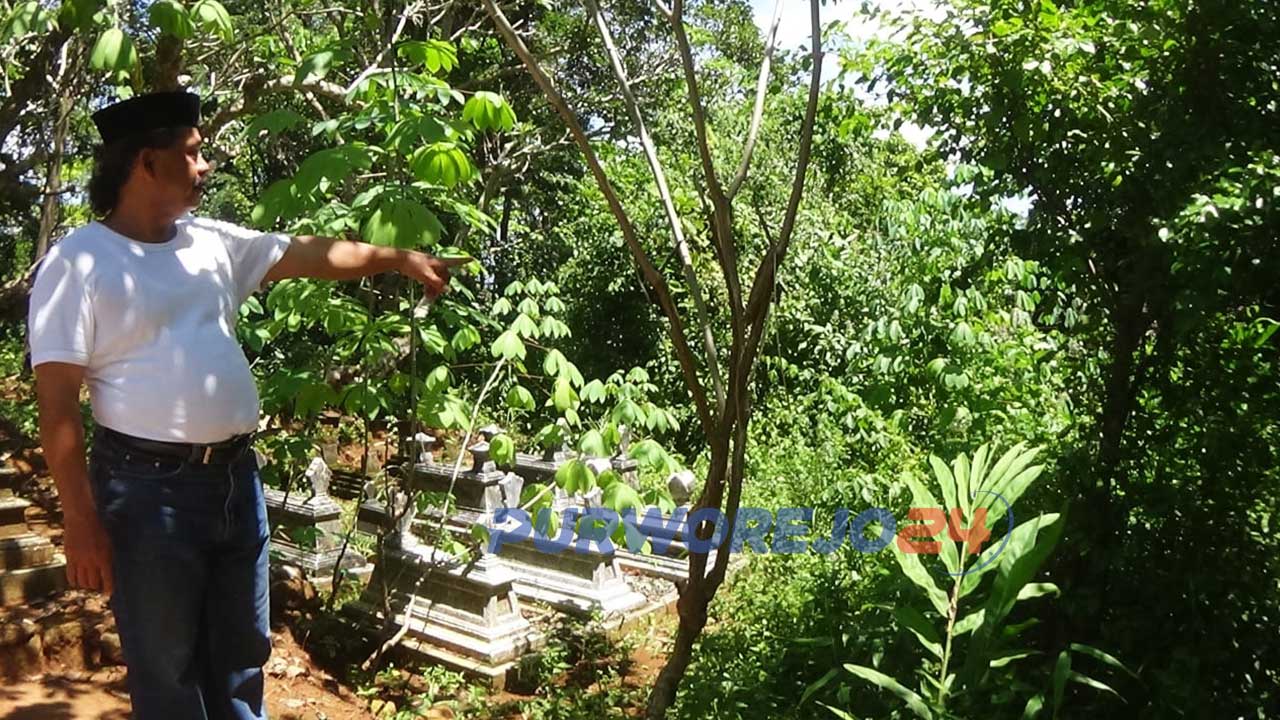 Kades Sidomulyo menunjukkan lahan untuk pemakaman korban Cofid-19