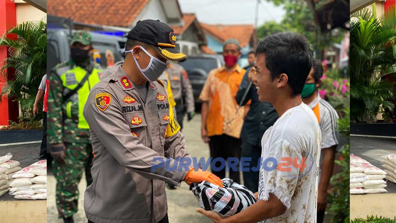 Kapolres Purworejo AKBP Rizal Marito menyerahkan paket sembako ke warga terdampak Covid-19