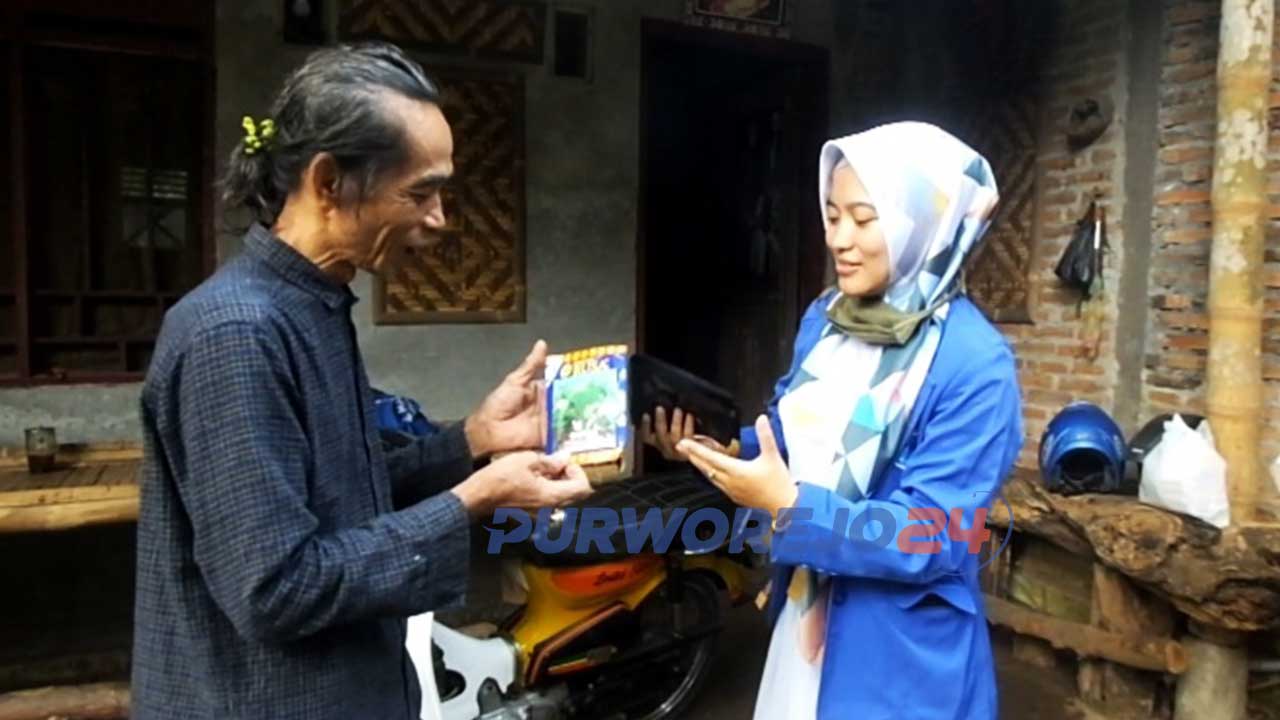 Koordinator Baksos Cholifatun Jannah menyerahkan bantuan ke Haryanto Dje, seniman yang terdampak ekonomi pandemi korona.
