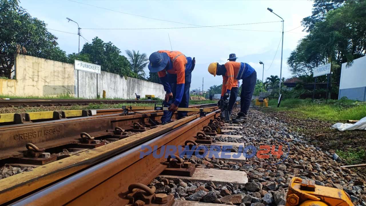 PT KAI memanfaatkan longgarnya jadwal KA dengan melakukan perawatan prasarana kereta api