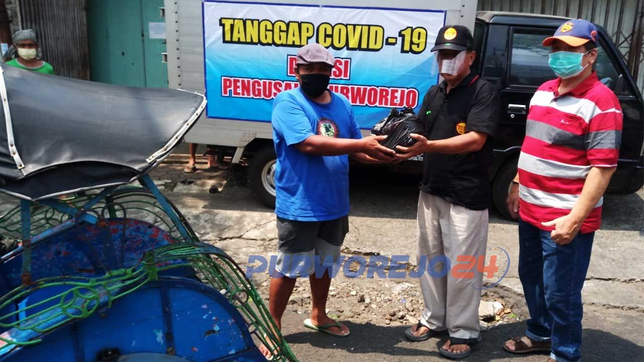 Paguyuban Pengusaha Purworejo membagikan paket sembako kepada tukang becak