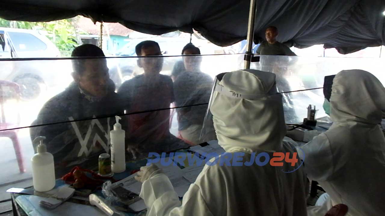 Pemeriksaan para pemudik di Posko Covid-19 di perbatasan.