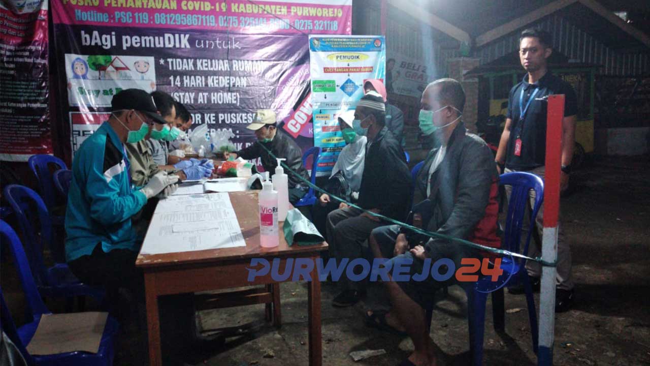Pemudik lapor di posko pemantauan Krendetan, Purworejo.