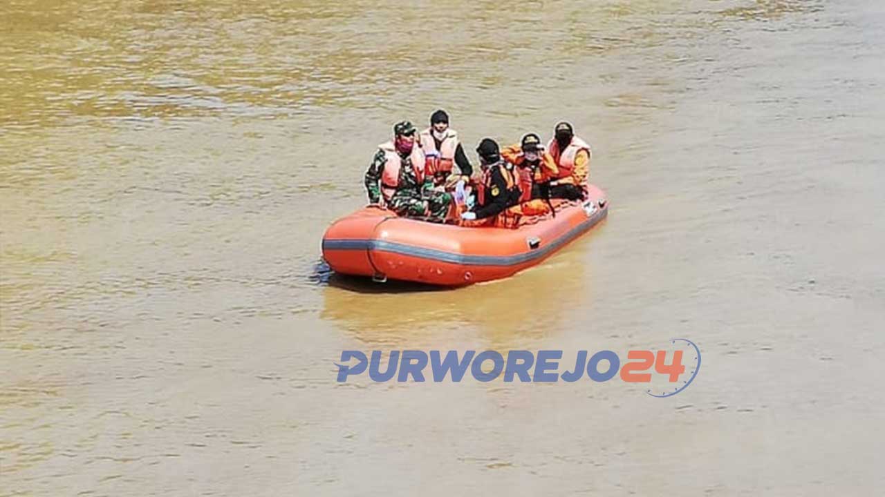 Pencarian-balita-tenggelam-di-Sungai-Bogowonto menggunakan perahu karet.(9/4/2020)