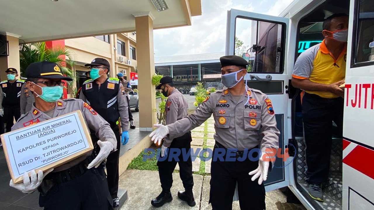Personel Polres Purworejo memasukkan barang bantuan ke mobil untukdibawa ke RSUD Tjitrowarojo