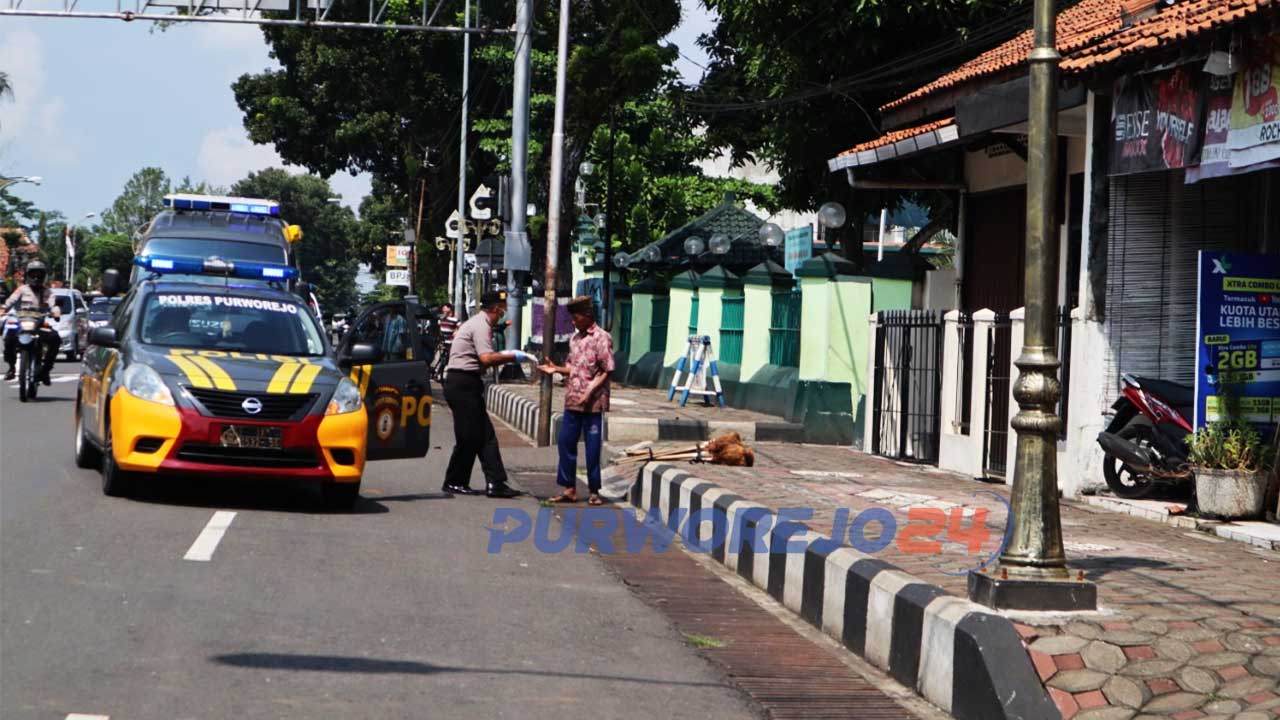 Polisi membagikan paket sembako ke masyarakat kurang mampu di Purworejo. (3/4/2020)