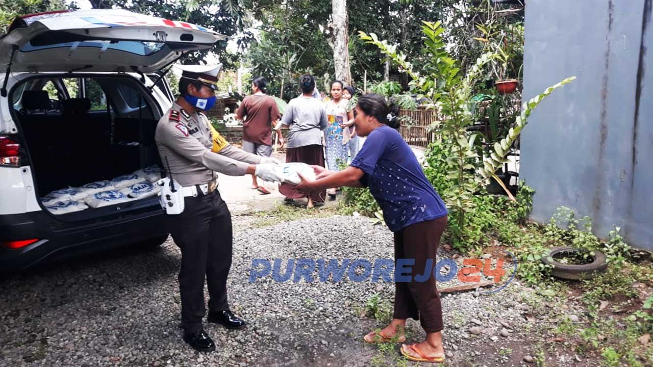 Polres Purworejo dan TNI membagikan ratusan paket sembako ke masyarakat