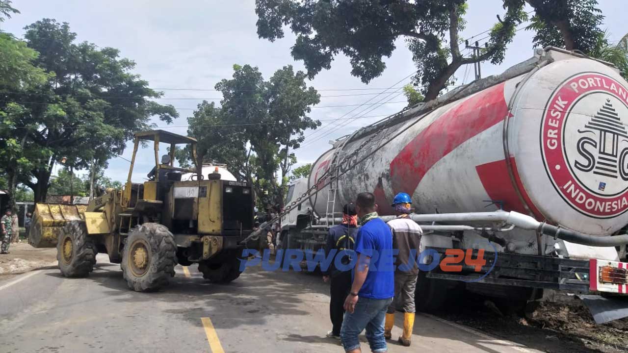 Proses evakuasi truk tangki semen yang terguling di jalan Purworejo Yogyakarta menggunakan alat berat. (6/4/2020)