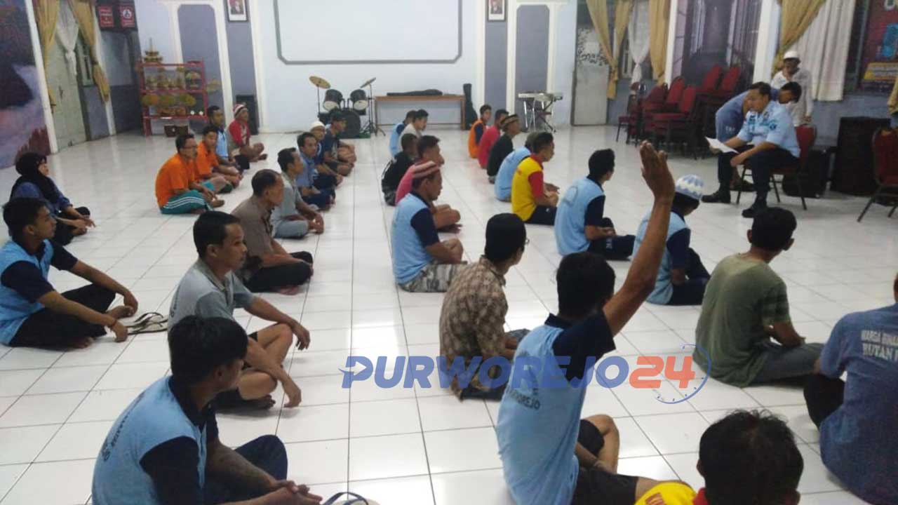 Rutan Kelas IIB Purworejo melakukan sosialisasi kepada para penghuni terkait aturan baru.