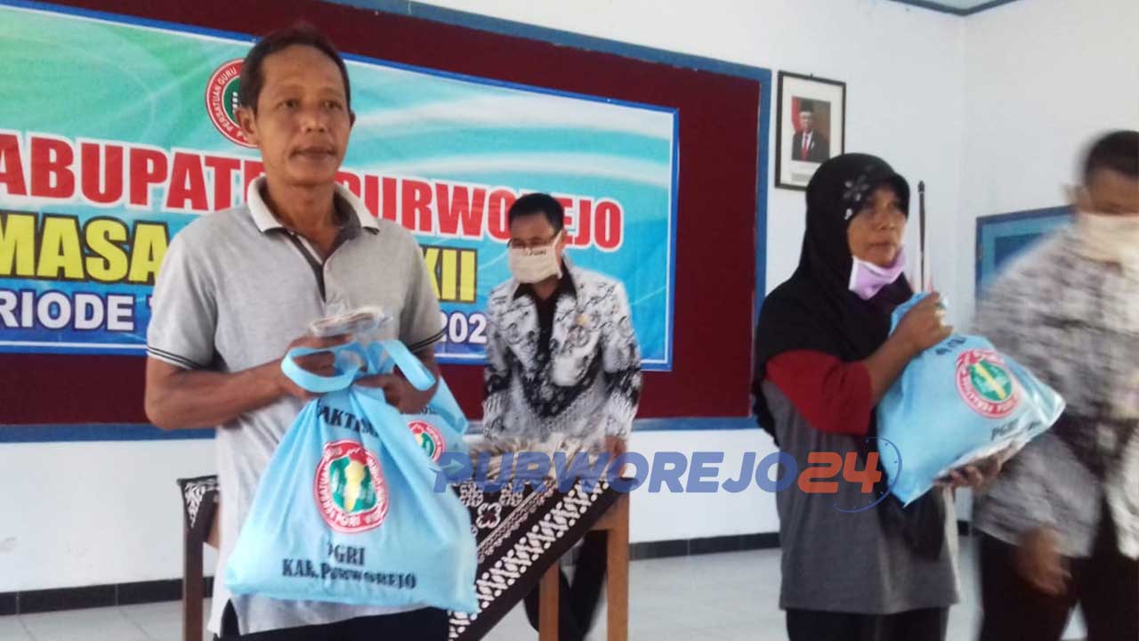 Sejumlah warga menerima bantuan paket sembako dari PGRI Purworejo