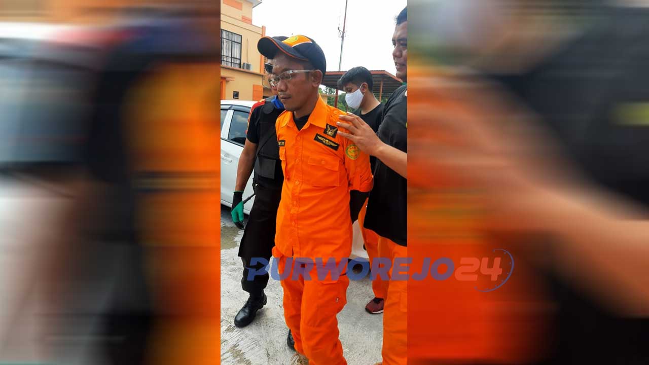 Seorang pria digelandang petugas karena mengaku sebagai anggota Basarnas