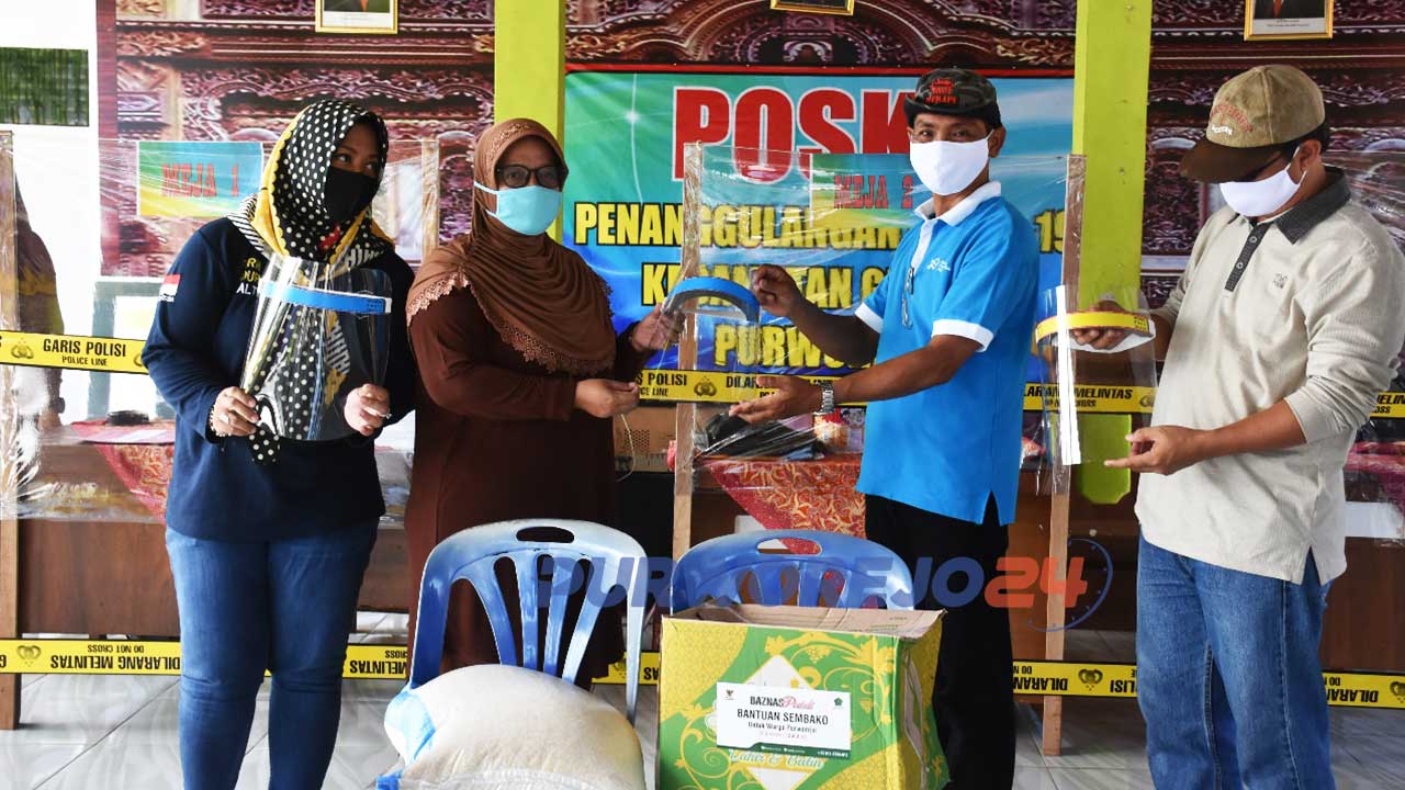 Wabup Yuli Hastuti menyerahkan bantuan dari pengusaha dan IAI