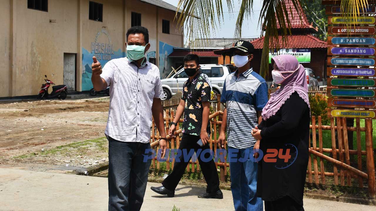 Wakil Bupati Purworejo, Yuli Hastuti meninjau gedung isolasi di Wirun
