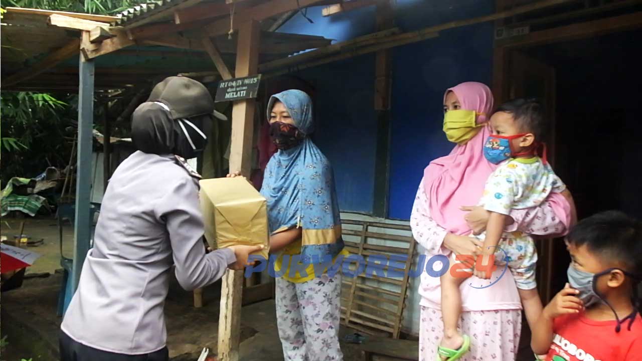 Anggota Polwan Polres Purworejo bantuan kebutuhan balita dan anak-anak.