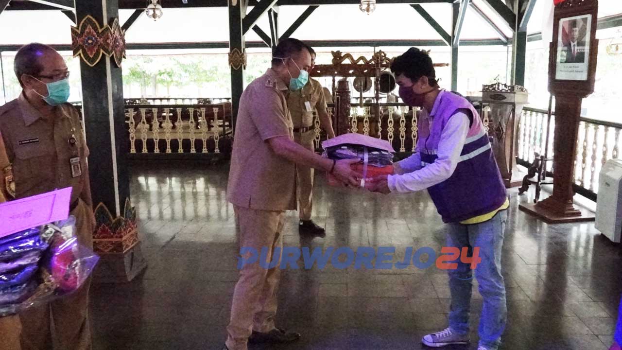 Bupati Purworejo Agus Bastian menyerahkan THR dan pakaian kerja kepada penjaga kebersihan. (18/5/2020)