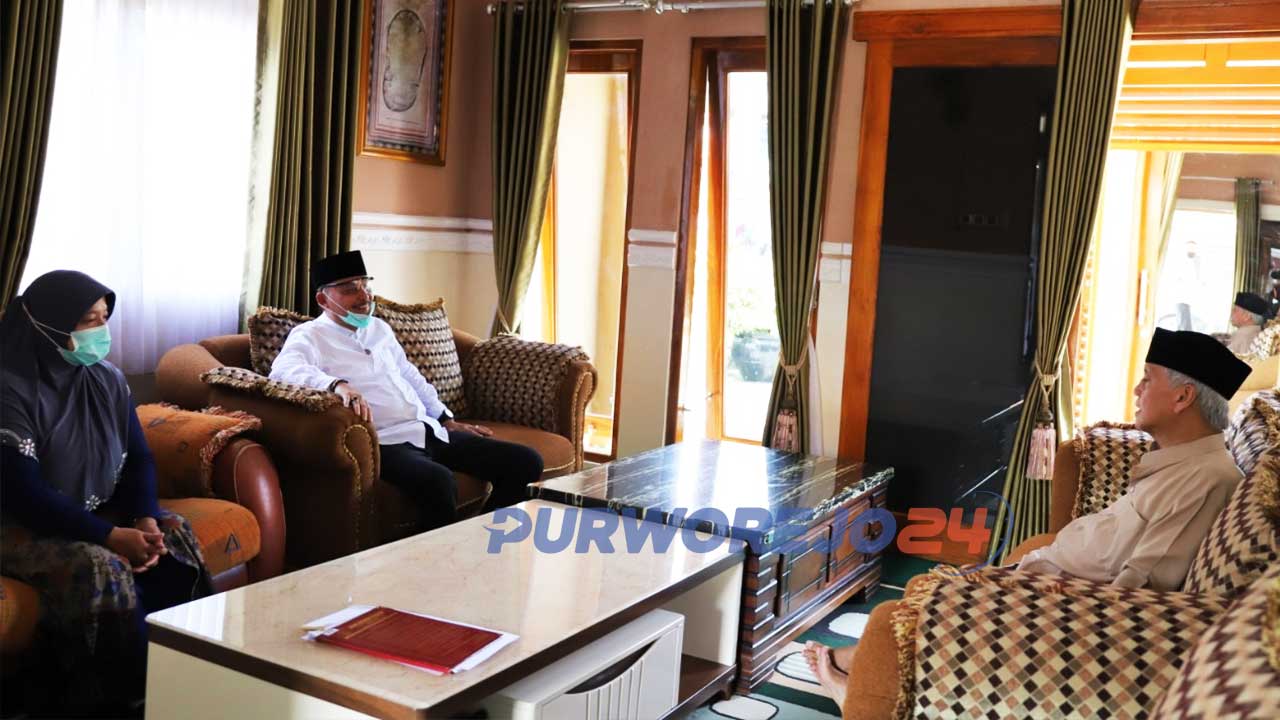 Bupati Purworjeo dan Wakil Bupati saat mengunjungi sejumlah Pondok Pesantren di Purworejo