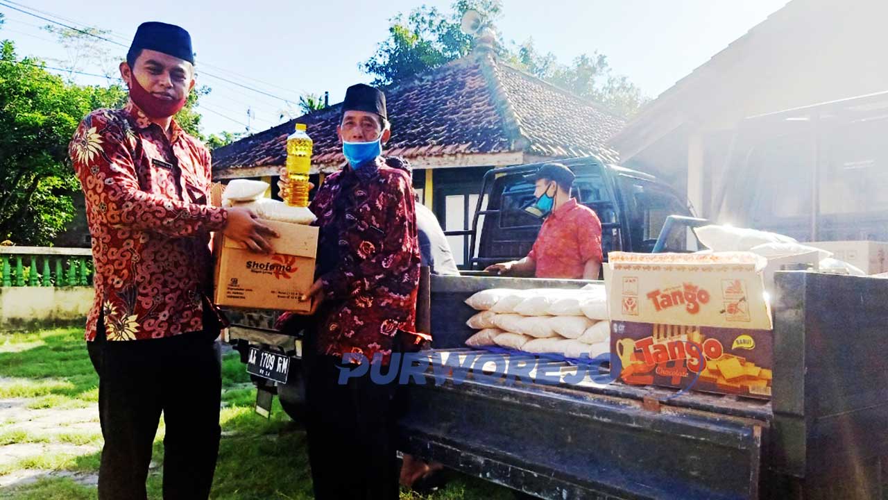 Kades Megulungkidul, Malik Khairul Anam memberikan bantuan 140 paket sembako kepada masyarakat dari udang gajinya.