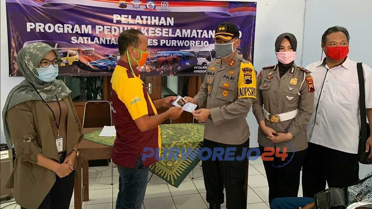 Kapoles Purworejo menyerahkan bantuan Program Keselamatan 2020.