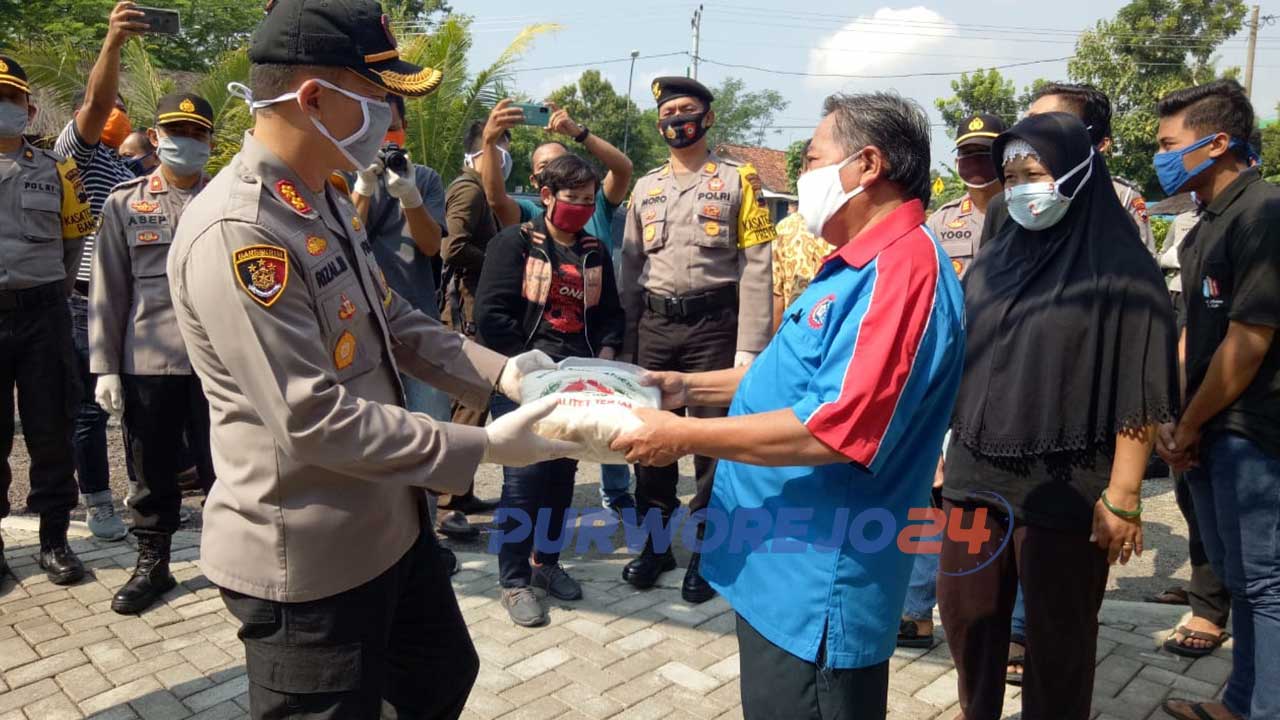 Kapolres menyerahkan bantuan paket sembako kepada perwakilan buruh Purworejo