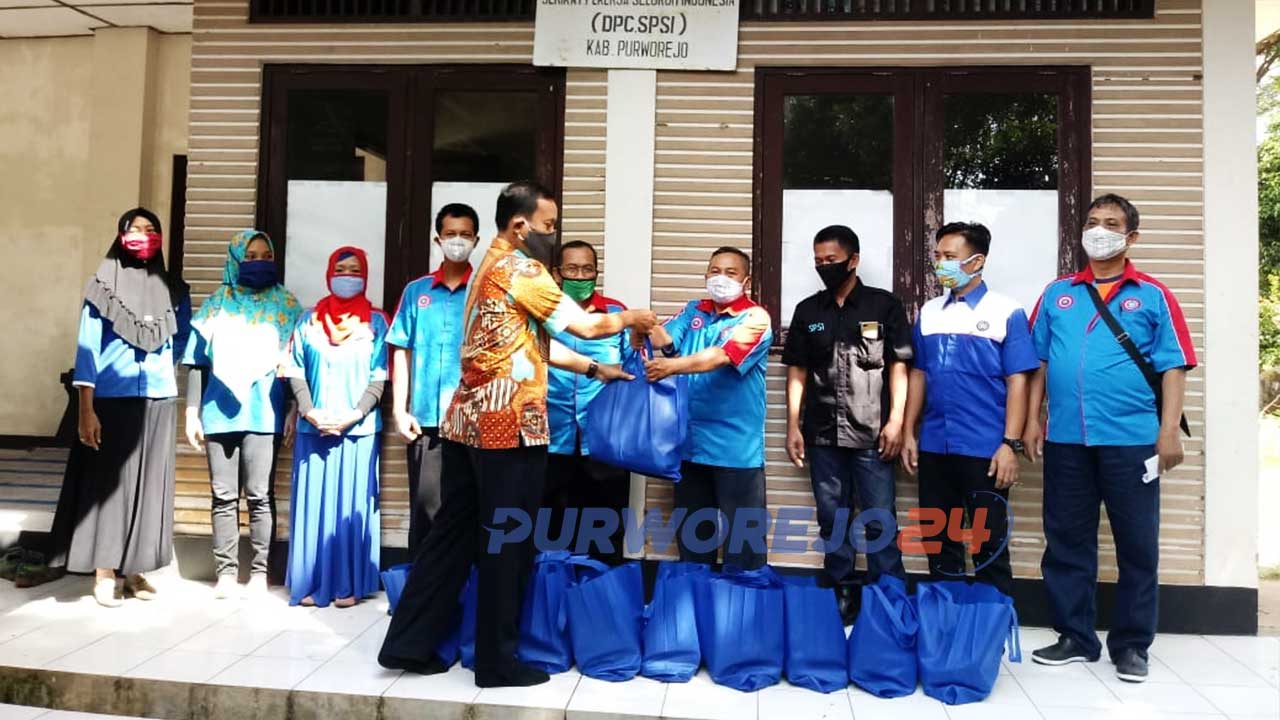 Kasat Intelkam Polres Purworejo menyerahkan bantuan di kantor sekretarian DPC KSPSI