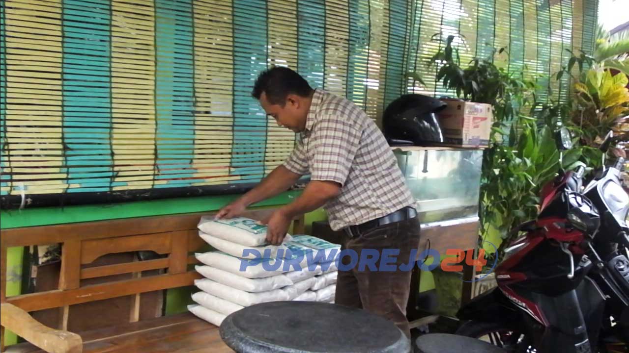 Pedagang beras zakat fitrah melayani jasa antar