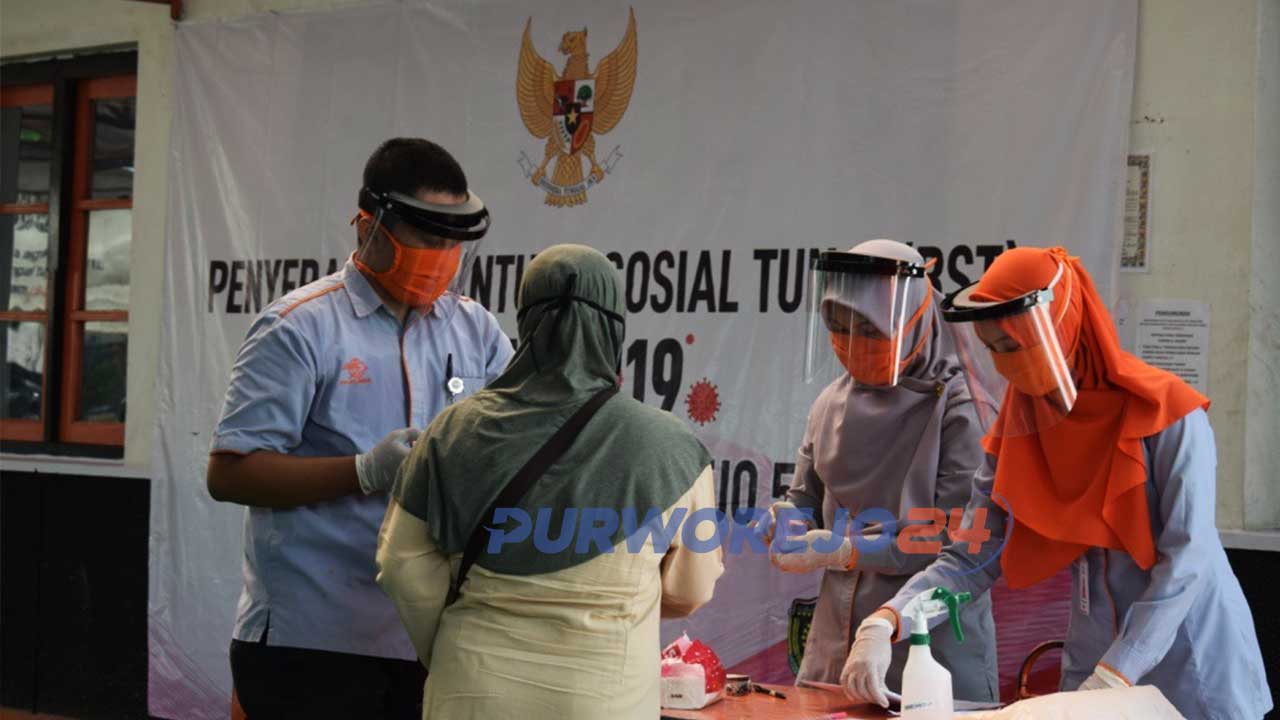 Pembagian BST Covid-19 di Kantor Pos Purworejo