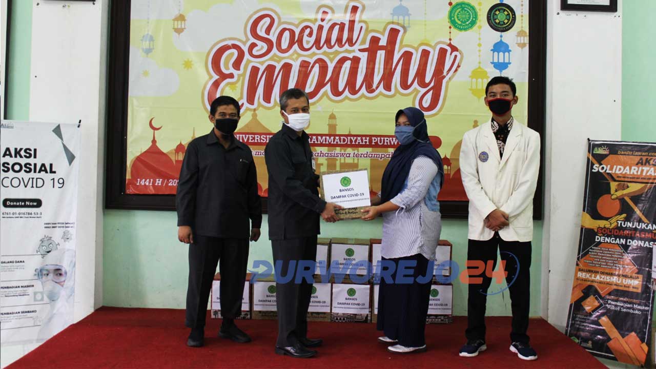 Penyerahan Bantuan Sosial dari UPK ke perwakilan keluarga mahasiswa terdampak COvid-19