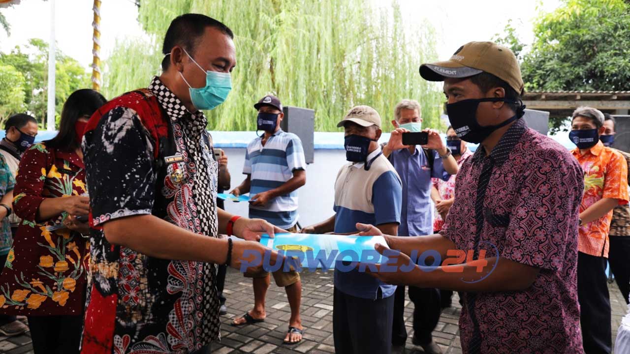 Penyerahan bantuan secara simbolis dilakukan Bupati Purworejo Agus Bastian kepada perwakilan warga. (19/5/2020)
