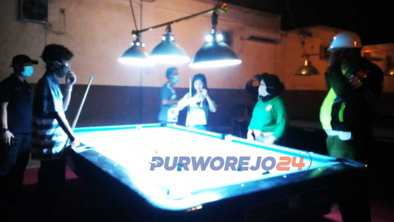 Petugas gabungan mendapati Billiards and Cafe Master Piece masih buka kendati sudah ada imbauan untuk tutup selama Pandemi Covid-19