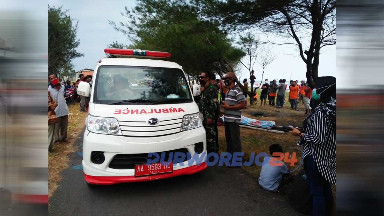 Proses evakuasi nelayan tenggelam di Pantai Genjik, Desa Kertojayan, Kecamatan Grabag, Purworejo
