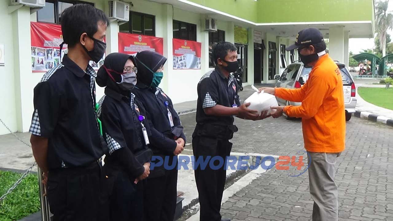 SAR Lintas menyerahkan bantuan beras kepada para petugas cleaning service RSUD Tjitrowardoyo Purworejo.
