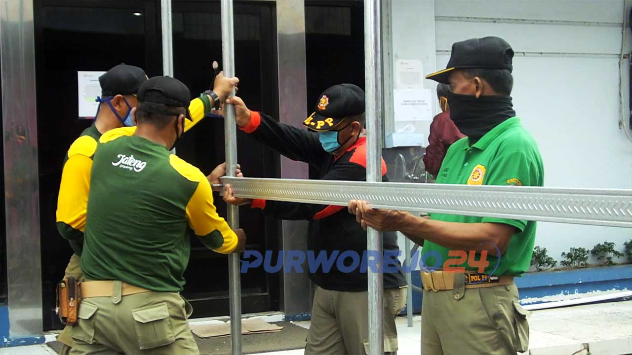 Satpol PP melakukan penutupan atau pemagaran Ruko Plaza Purworejo