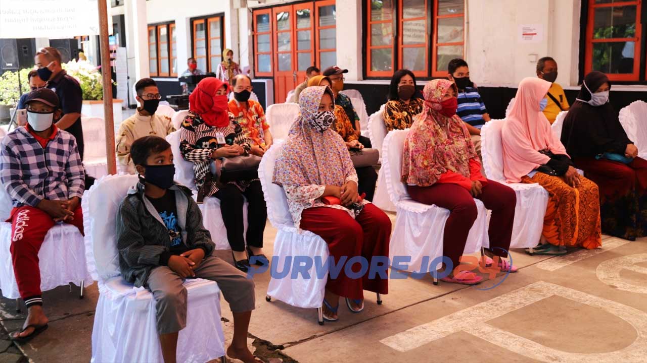 Sebanyak 18.454 Keluarga Penerima Manfaat (KPM) terdampak Covid-19 di Kabupaten Purworejo menerima bantuan sembako dari Pemerintah Provinsi Jawa Tengah