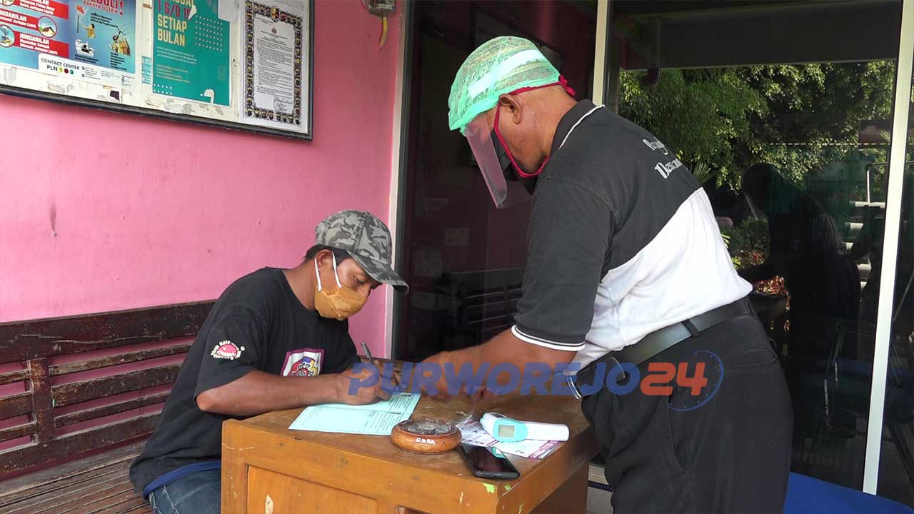 Sorang pemudik saat melapor ke Pos Covid-19 desa Krandegan