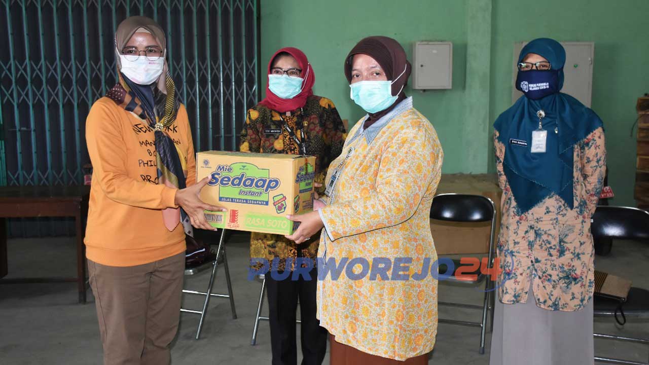 Wakil Bupati Purworejo Yuli Hastuti meneyrahkan bantuan logistik sembako