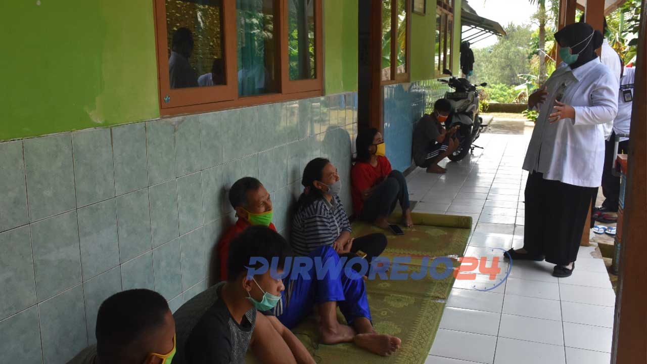 Wakil Bupati Purworejo Yuli Hastuti saat mengunjungi tempt isolasi para pemudik di Kaligesing, Kamis (14/5/2020)